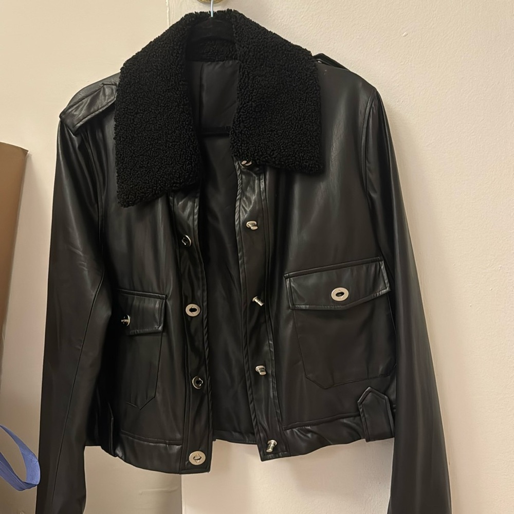Cropped vegan leather jacket with snap closing and 2 large front pockets